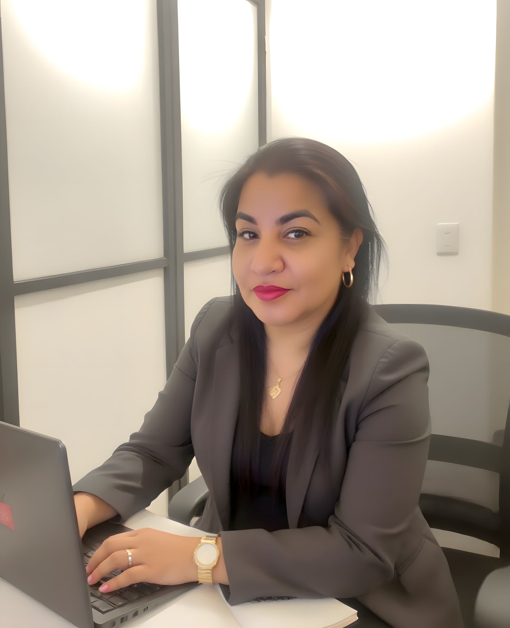 Dra. Leida Mayela Aguirre García atendiendo una consulta en su laptop